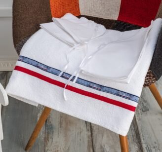 FK2006.232000 Λαδόπανα λευκά με μπλε και κόκκινη λεπτομέρεια