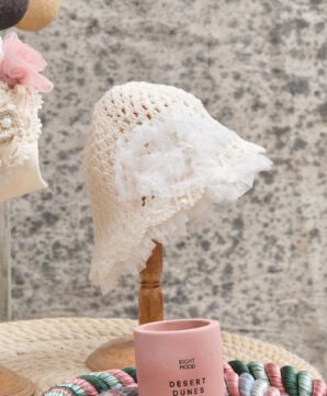 F1812.202021 Σκουφάκι πλεκτό με τούλινα λουλούδια