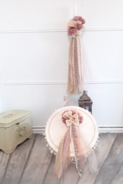 Πακέτο βάπτισης με ξυλινη καπελιερα – γάζα λουλούδια