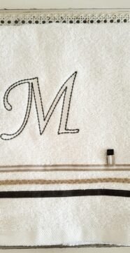 Σετ λαδόπανα λευκά με Λαδί, μπέζ τρέσες και Μονόγραμμα!