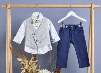 FA87.925863 Βαπτιστικό κοστούμι για αγόρι με γιλέκο γκρί και λινό μπλέ παντελόνι